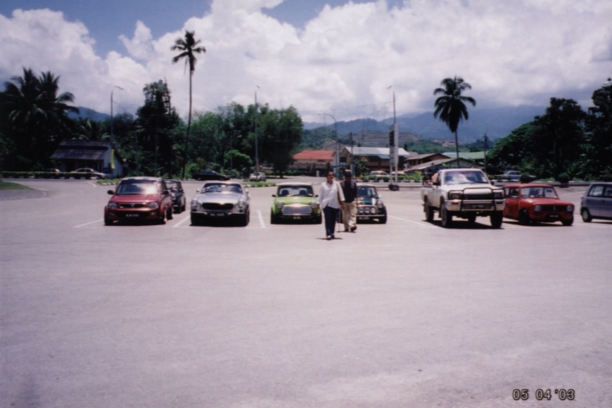 The fleet of cars at Bentong Hawker Center, with bro Kassim and daughter walking on